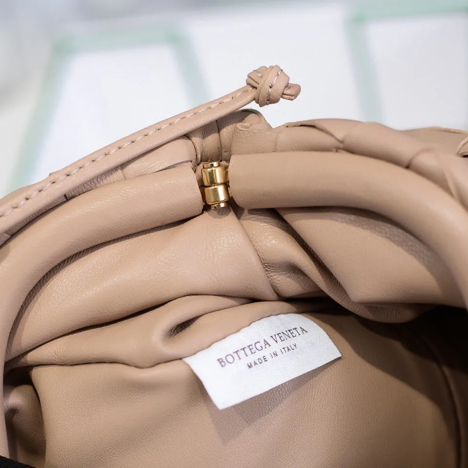 Batch 1260 Small Cloud Large Plaid Weaving The pouch Cloud bag is the first series designed by former Celine designer Daniel Lee after joining BV. The upper body is extremely ecstatic ~ fashionable and classy ~ elegant and concise, lazy and intellectual size: 23*13*8 [Little Cloud Rough Weave#]